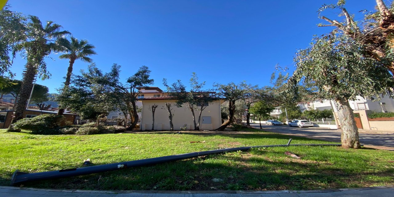 İçmeler’de kaldırılmayan elektrik direği tepkisi