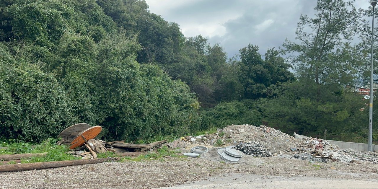 Marmaris’te orman yoluna dökülen molozlar tepki çekti