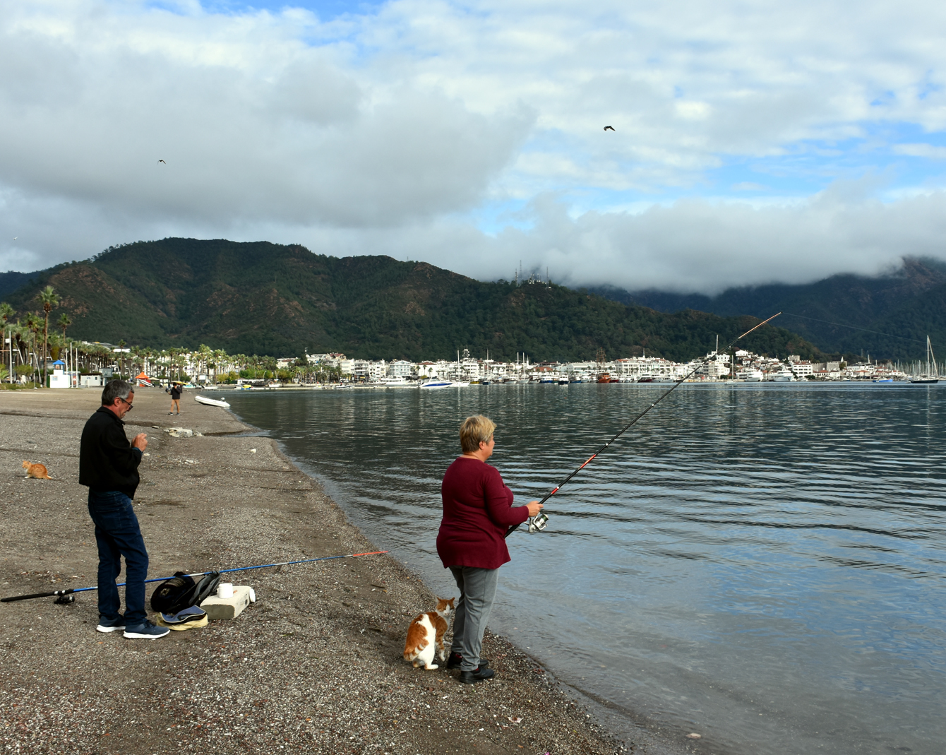 Marmaris'te boşalan plajları olta balıkçıları doldurdu