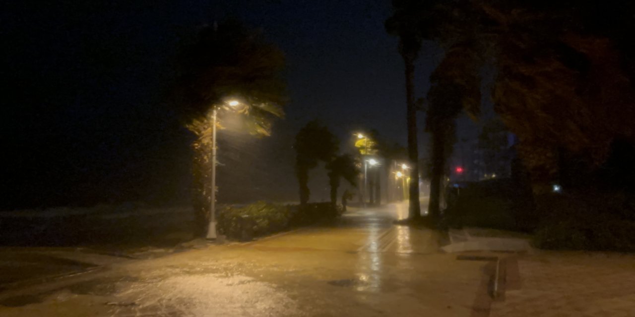 Marmaris’te fırtına ve sağanak etkisini sürdürüyor