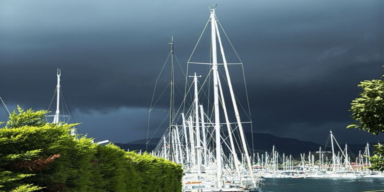 Marmaris’te Sağanak Yağış Etkisini Sürdürüyor