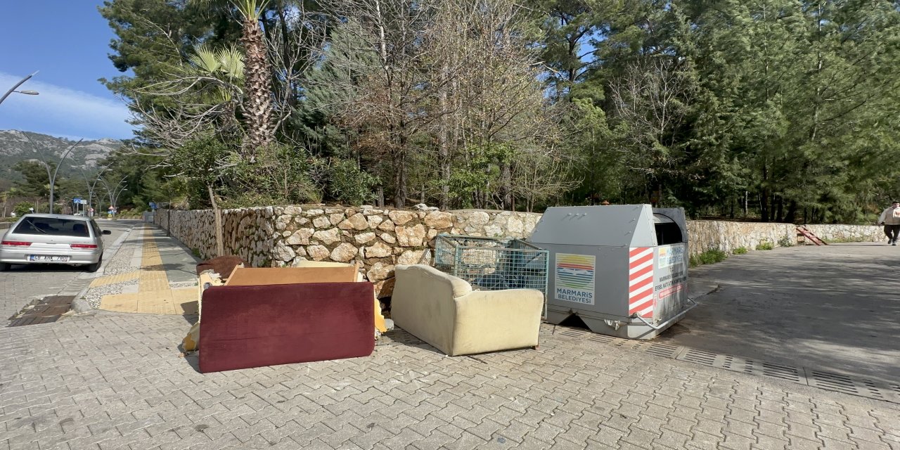 Marmaris’te konteyner kenarları mobilya mezarlığına döndü