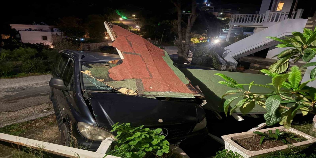 Bodrum'da sundurma park halindeki araçların üzerine yıkıldı