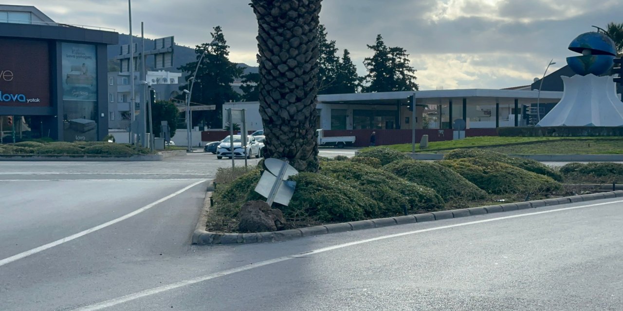 Bir aydır düzeltilmeyen trafik levhasına sürücülerden tepki