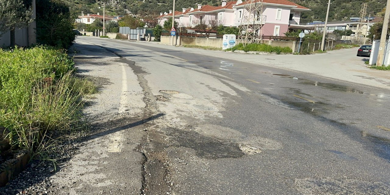 Marmaris’in köstebek yuvasına dönen yolları çözüm bekliyor