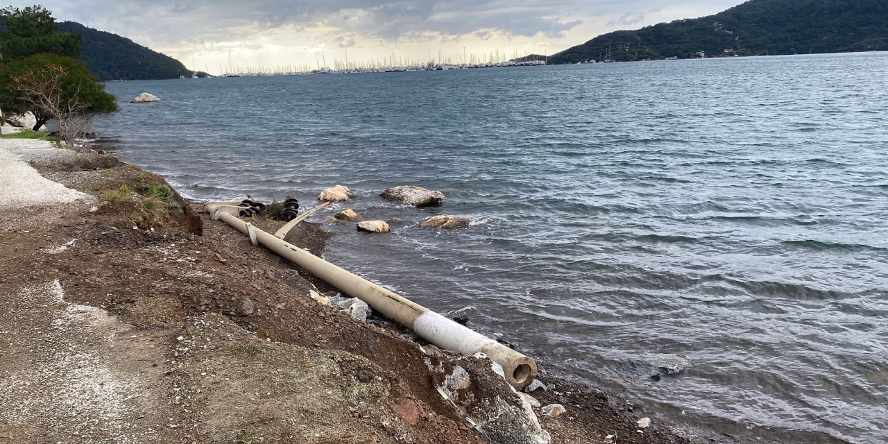 Marmaris Yalancıboğaz yolu’nda fırtına elektrik direklerini devirdi