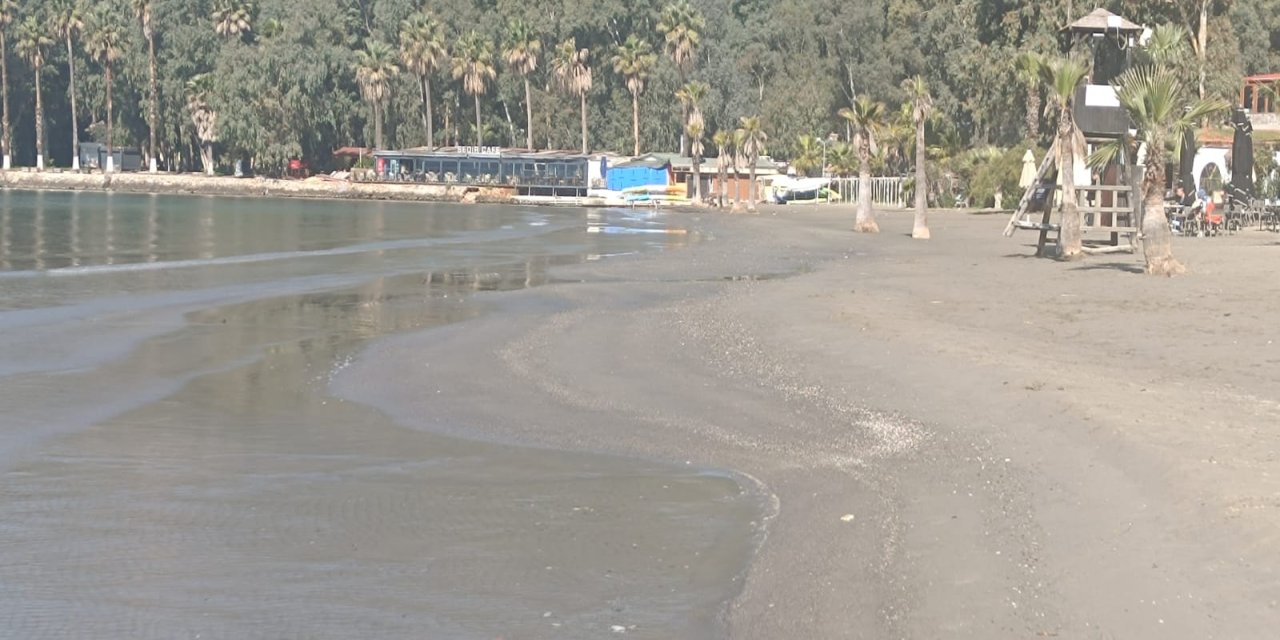 Akyaka sahilinde deniz çekilmesi gözlendi