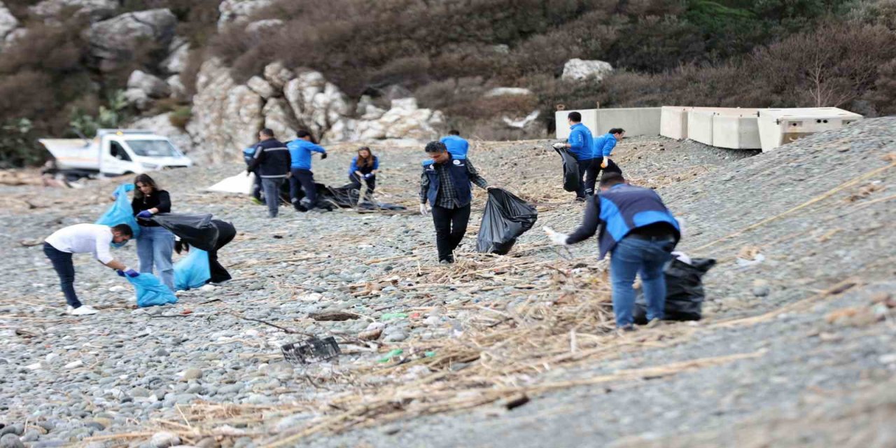 Muğla Büyükşehir’den deniz kenarlarında temizlik harekatı