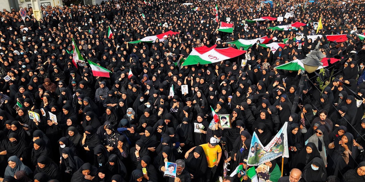 İran'daki okul saldırısında ölenler için cenaze töreni düzenlendi