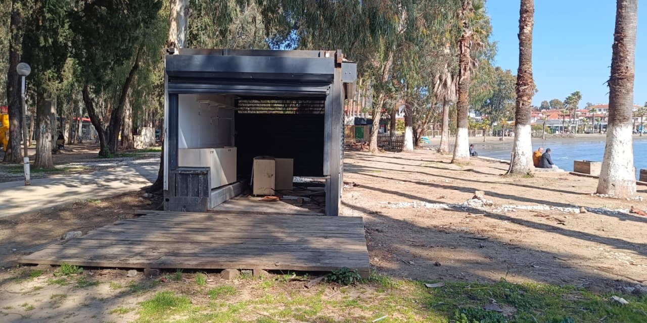 Akyaka'da çirkin görüntü: Kafe kalktı, hurdalık kaldı.