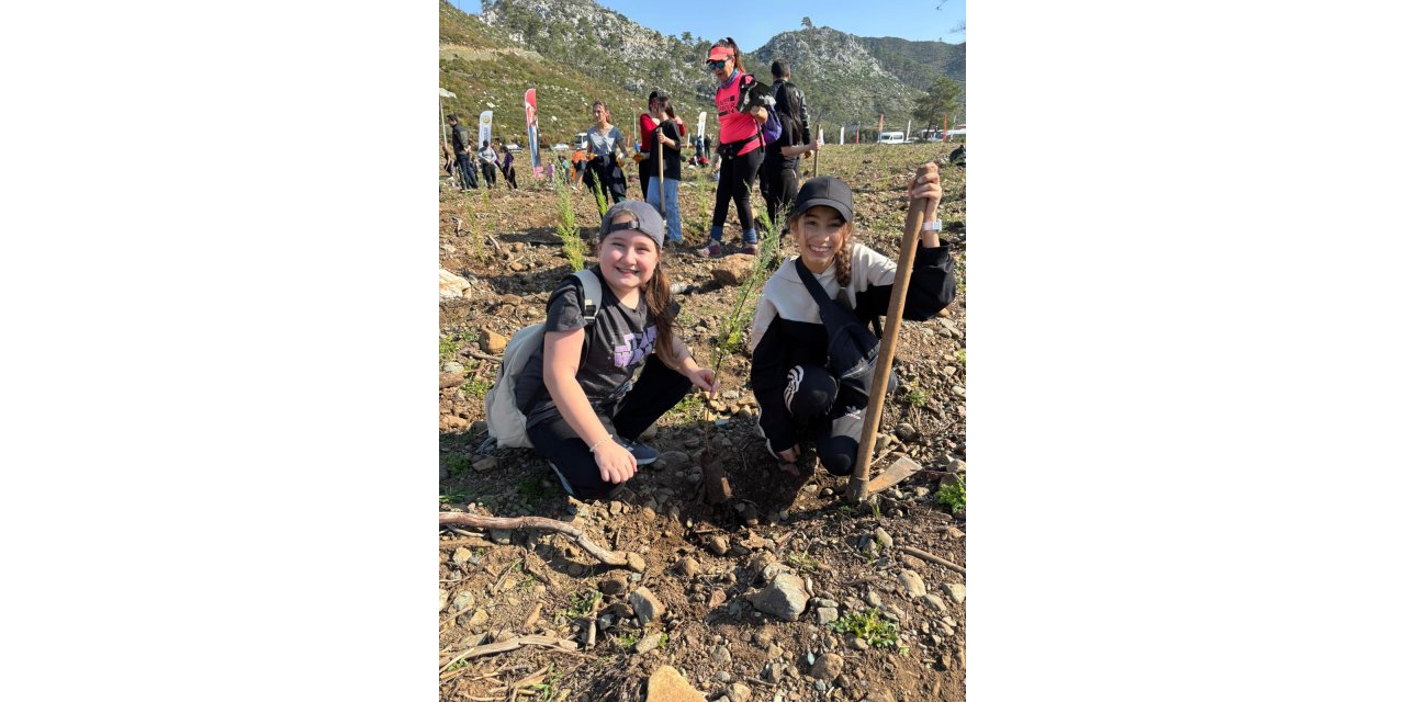 Marmaris’in öğrencileri  yanan alanlara fidan dikerek yeşil vatana umut oldu