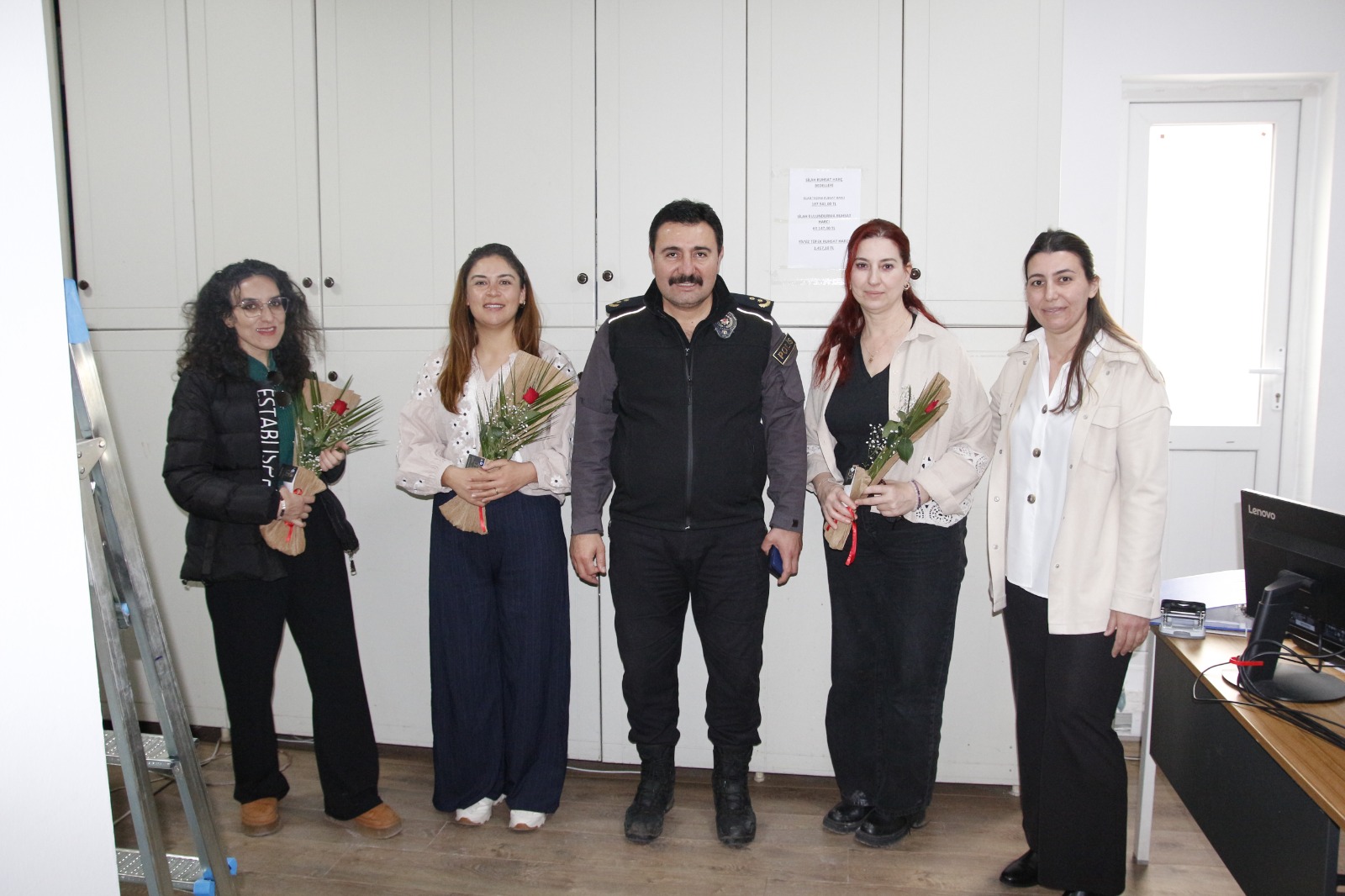 Marmaris Emniyet Müdürü Seyhan'dan kadın polislere 8 Mart  çiçeği
