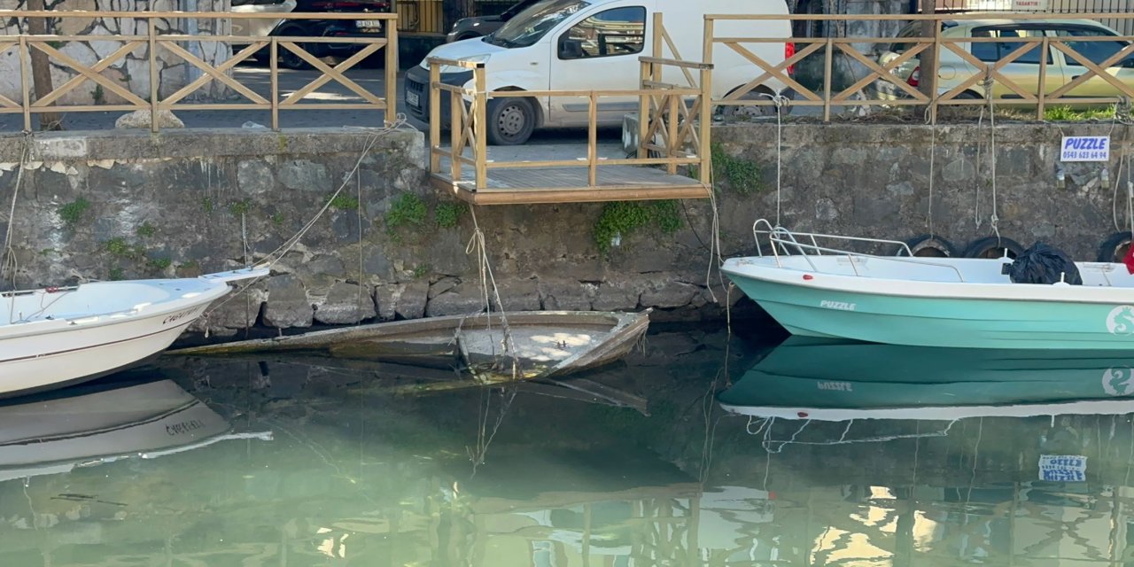 Marmaris balıkçı barınağı’ndaki batık tekneler kaderine mi terk edildi?