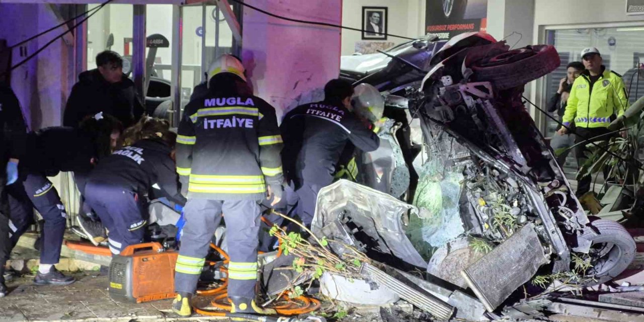 Bodrum'da kontrolden çıkan otomobil iş yerine girdi: 3 yaralı