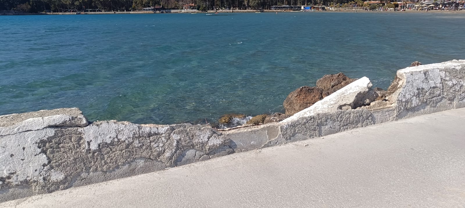 Akyaka'da kırık duvara vatandaşlardan tepki