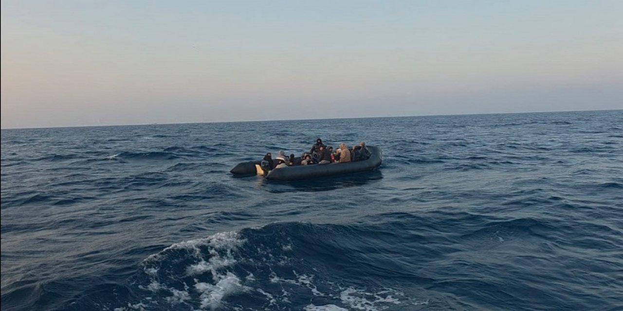 Çanakkale açıklarında 23 düzensiz göçmen yakalandı