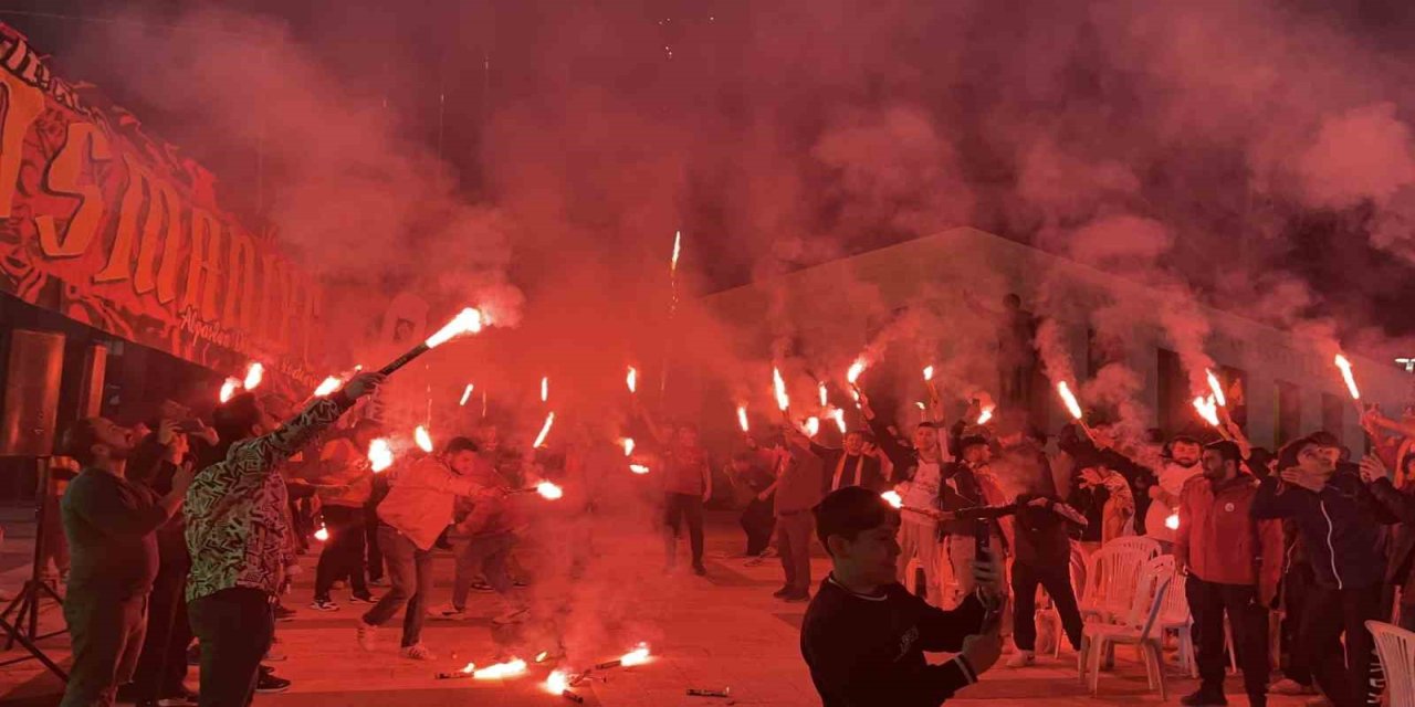 Osmaniye’de Galatasaray’ın galibiyeti havai fişek ve meşalelerle kutlandı