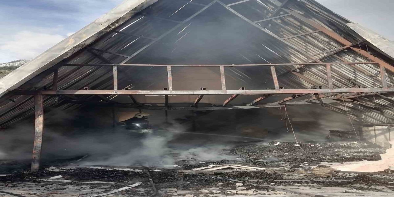 Fethiye’nin Karaağaç Mahallesi Kirme mevkiinde bulunan bungalov evde yangın çıktı.