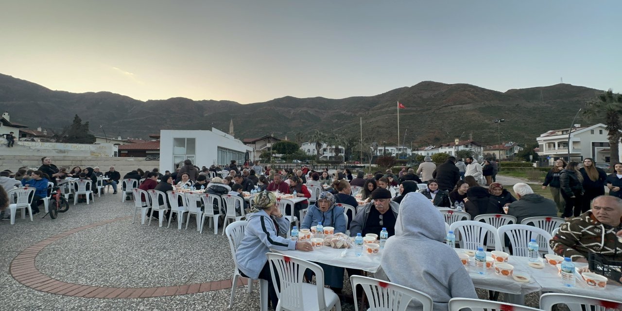 İçmeler mahalle muhtarından anlamlı İftar buluşması