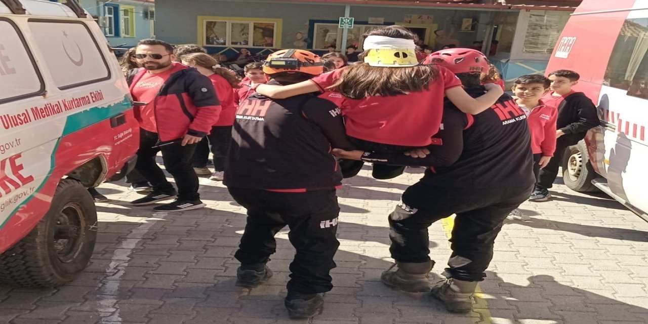 Köyceğiz Atatürk Ortaokulu’nda Afet Tatbikatı gerçekleştirildi