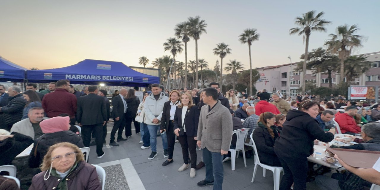 Başkan Ünlü vatandaşlarla iftar sofrasında buluştu