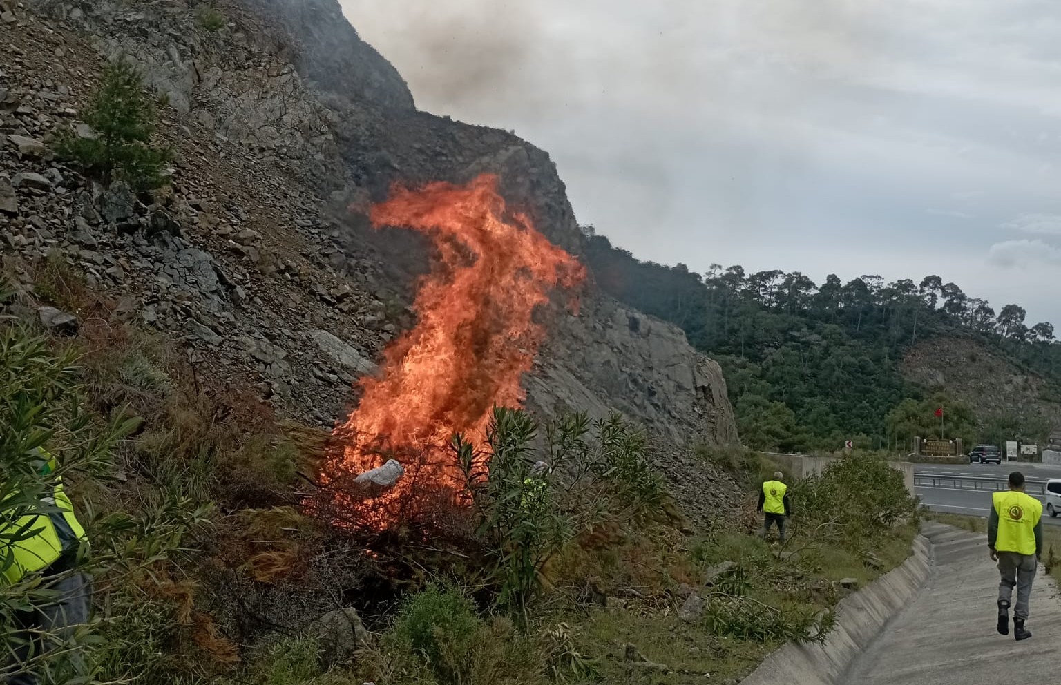 Marmaris'te ormancılar temizlik ateşi yaktı