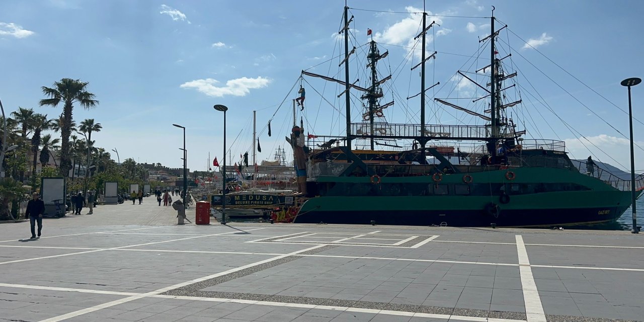 Marmaris’te tur tekneleri sezon için yerini alıyor