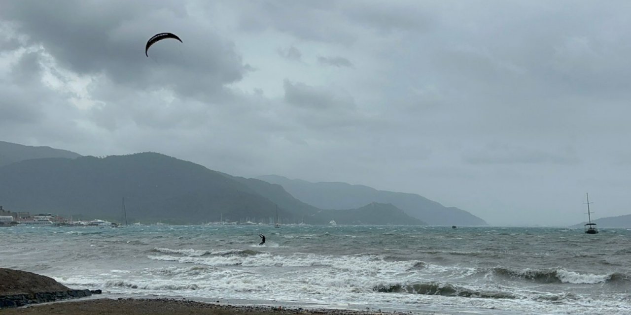 Marmaris’te sağanak yağışa aldırış etmeden sörf keyfi yaptılar