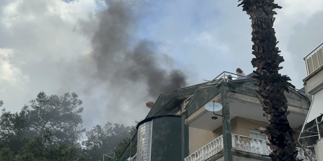 Marmaris’te bir evin çatı katında çıkan yangın paniğe neden oldu