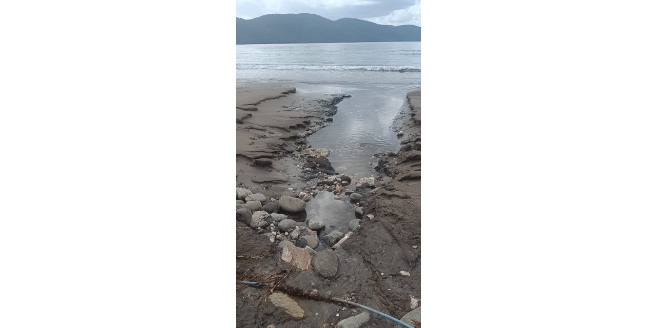 Akyaka sahilinde oluşan çukurlara vatandaşlar bir çözüm bekliyor