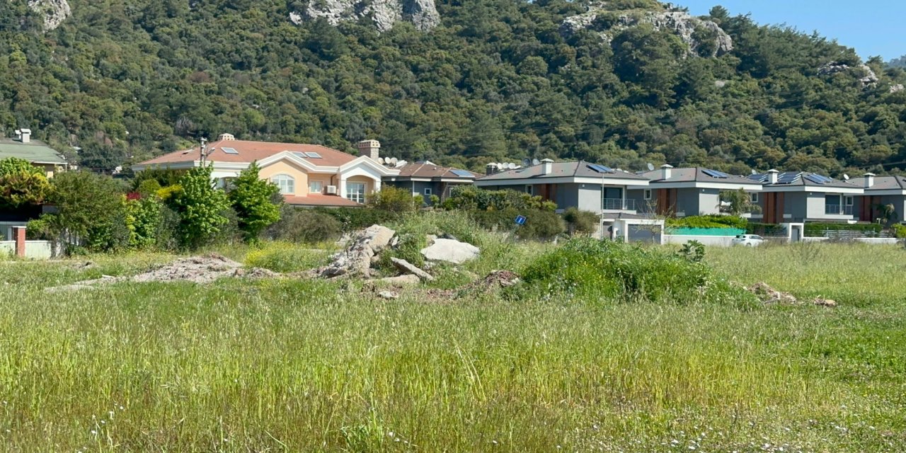 Marmaris’in göbeğinde moloz yığını tepki çekiyor