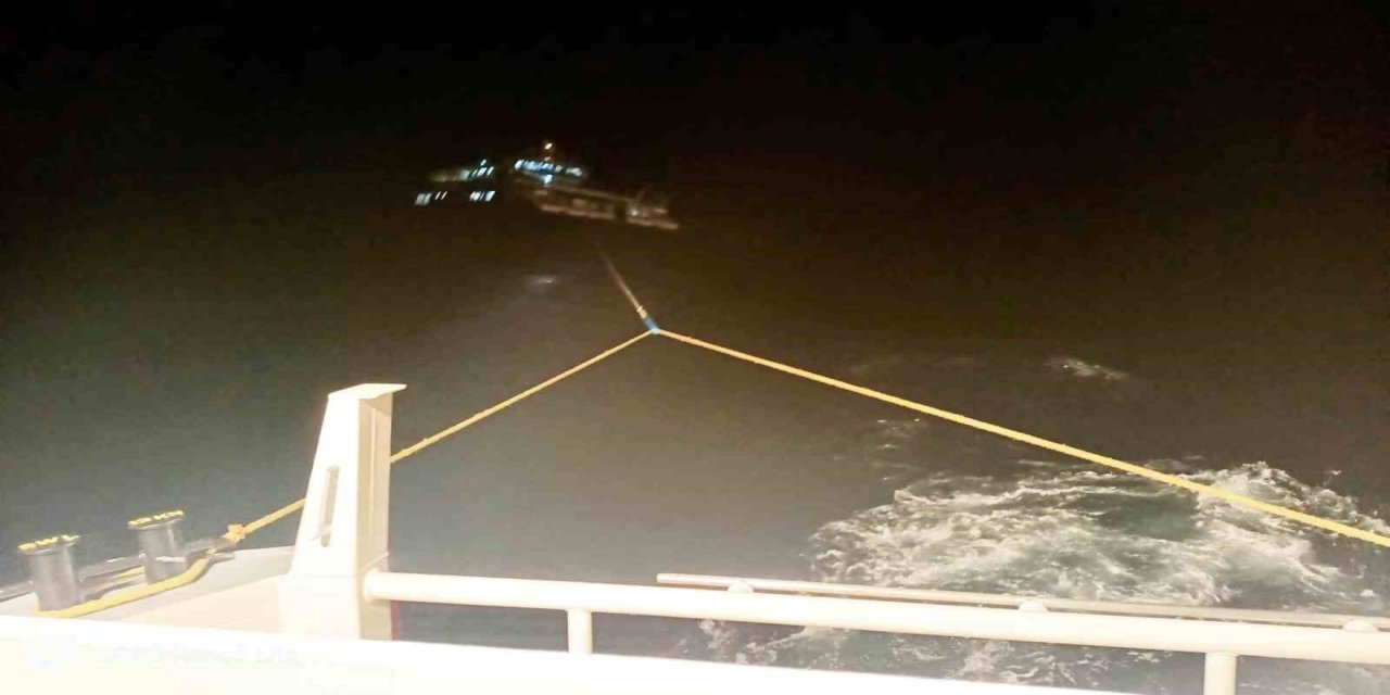 Fethiye açıklarında makine arızası nedeniyle sürüklenen tekne kurtarıldı