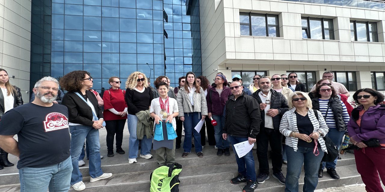 Marmaris’te havuz tepkisi! Veliler belediye önünde