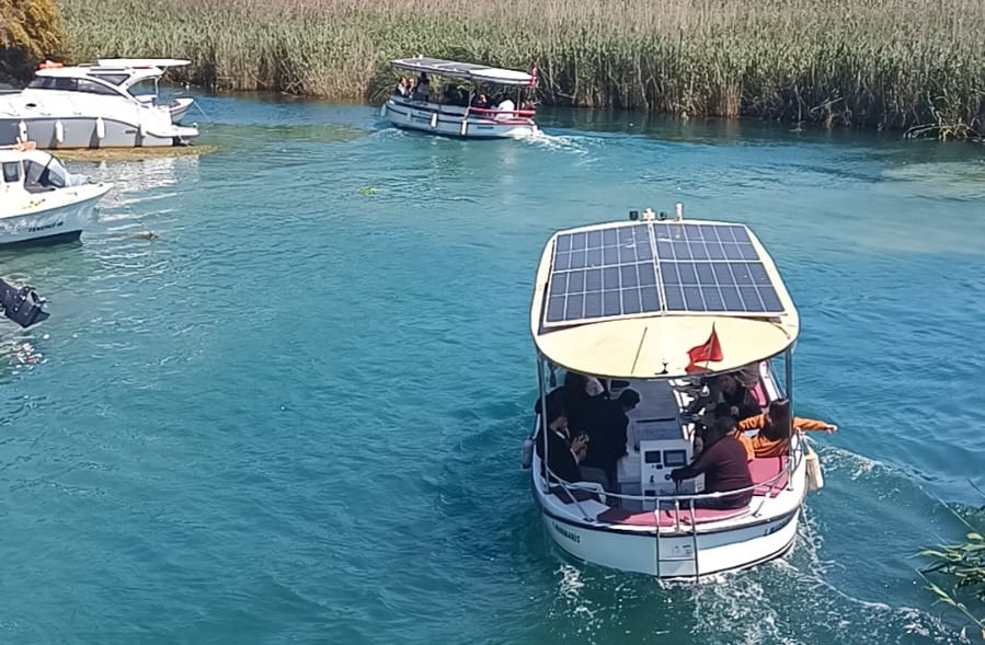 Azmak Nehri’nde tekne yoğunluğu: baharla birlikte ilgi arttı