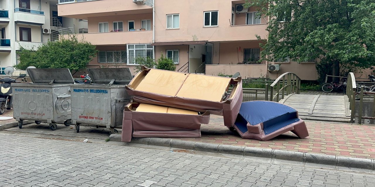 Marmaris’te çöp konteynerlerinin  yanı ev eşyalarıyla doldu taştı