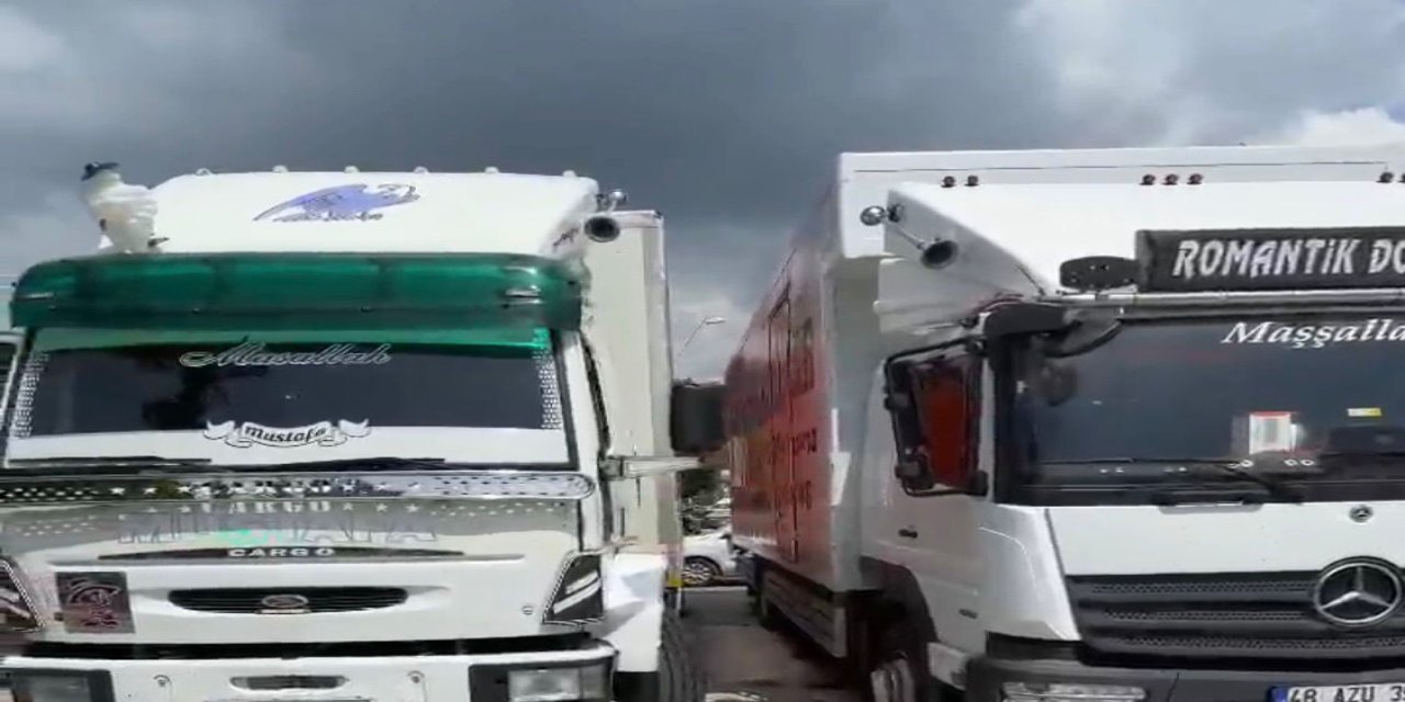 Marmaris'te vatandaşların bitmeyen çilesi: Park eden kamyonlar kazaya davetiye çıkarıyor