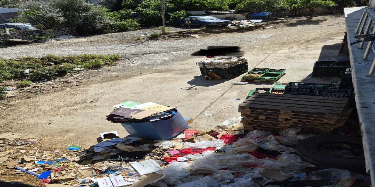 BELDİBİ’NDE ZİNCİR MARKET DEPOSUNDA ÇÖP SKANDALI: VATANDAŞ İSYAN ETTİ!
