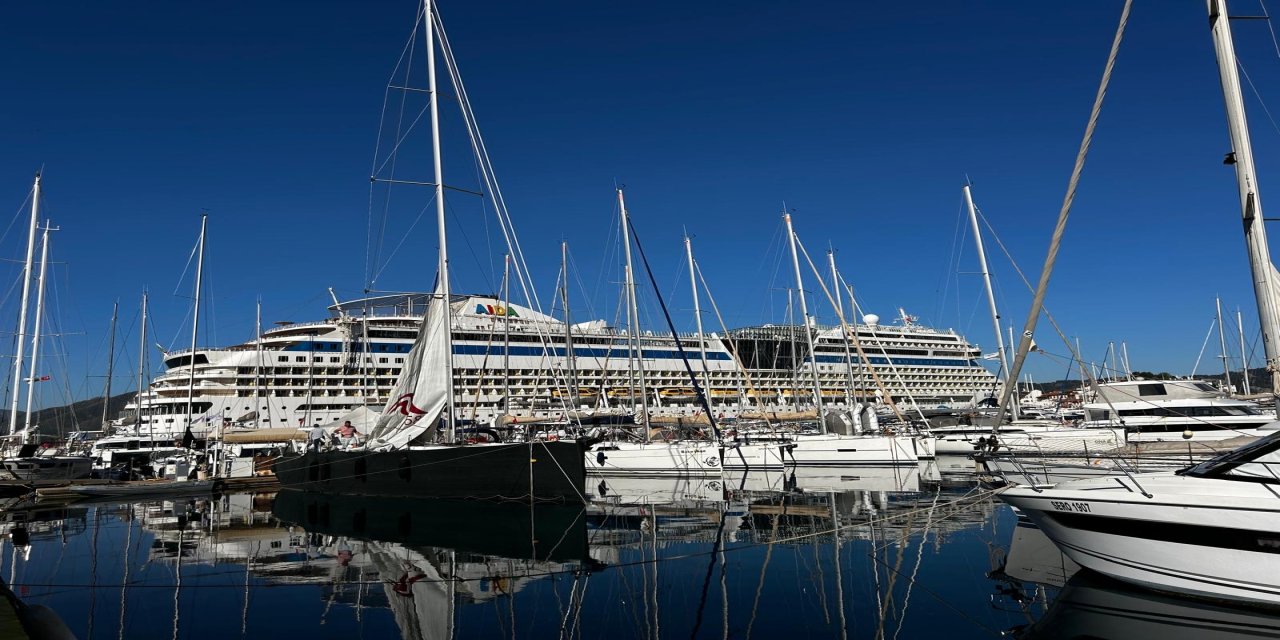 Dev kruvaziyer gemisi Marmaris’e demirledi