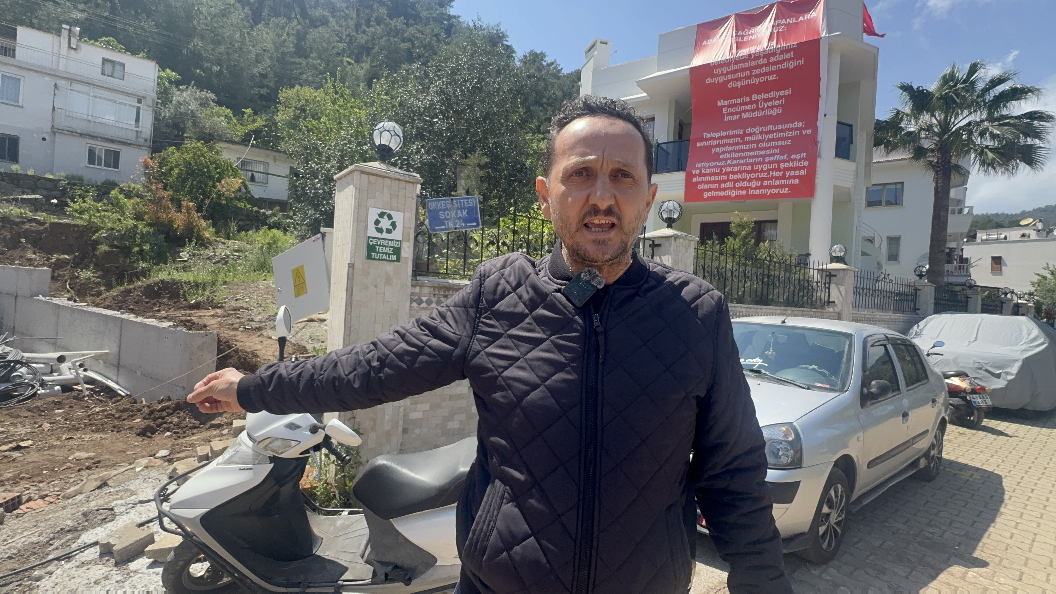 Marmaris’te  “Adalet istiyoruz” diyerek balkona pankart astılar