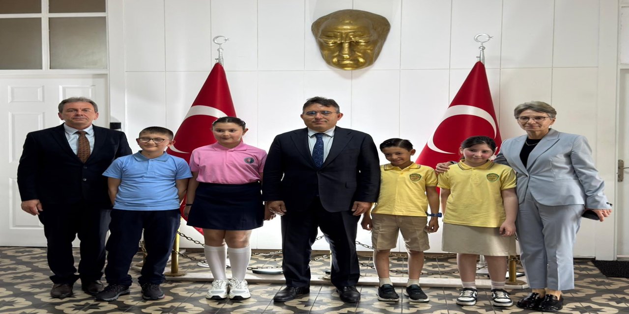 Marmaris’te çocuklar kaymakamlık koltuğuna oturdu