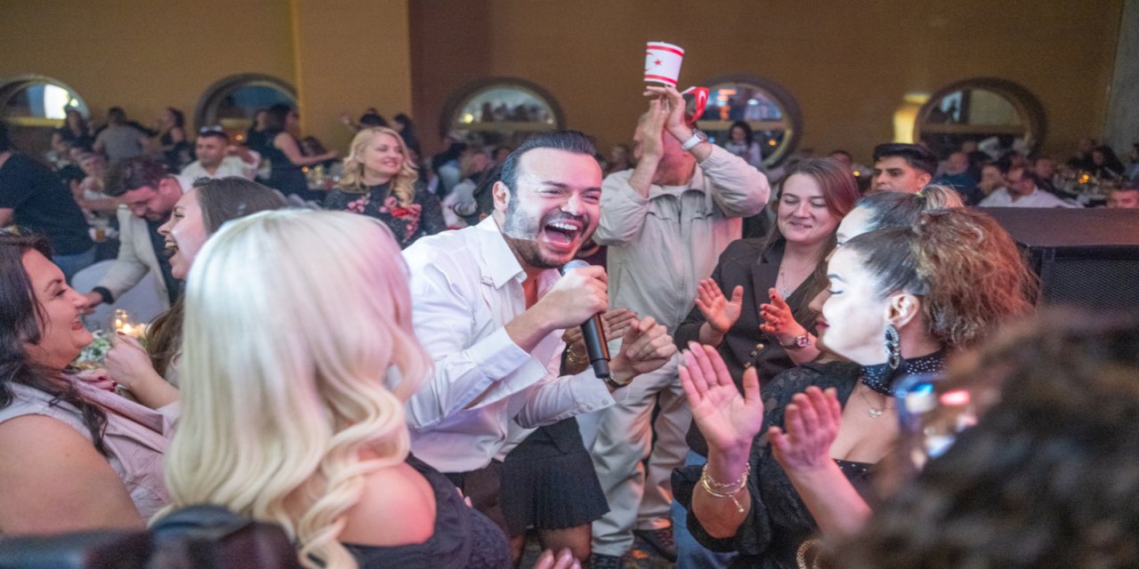 Deha Bilimlier, Girne’de Sahne Aldı: “Yeni Şarkıya Neredeyse Ev Parası Ödedim”