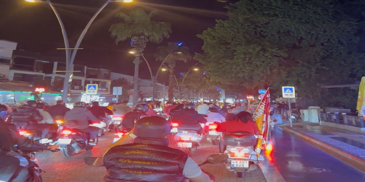 Marmaris’te yağmur çamur demeden derbi kutlaması