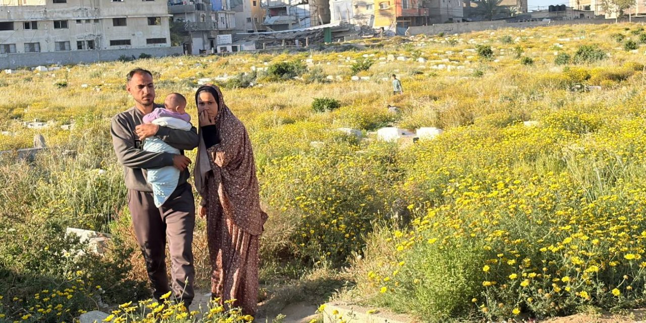 İsrail saldırılarında evini kaybeden Gazzeli Halid ez-Zaanin, ailesiyle mezarlıkta yaşıyor