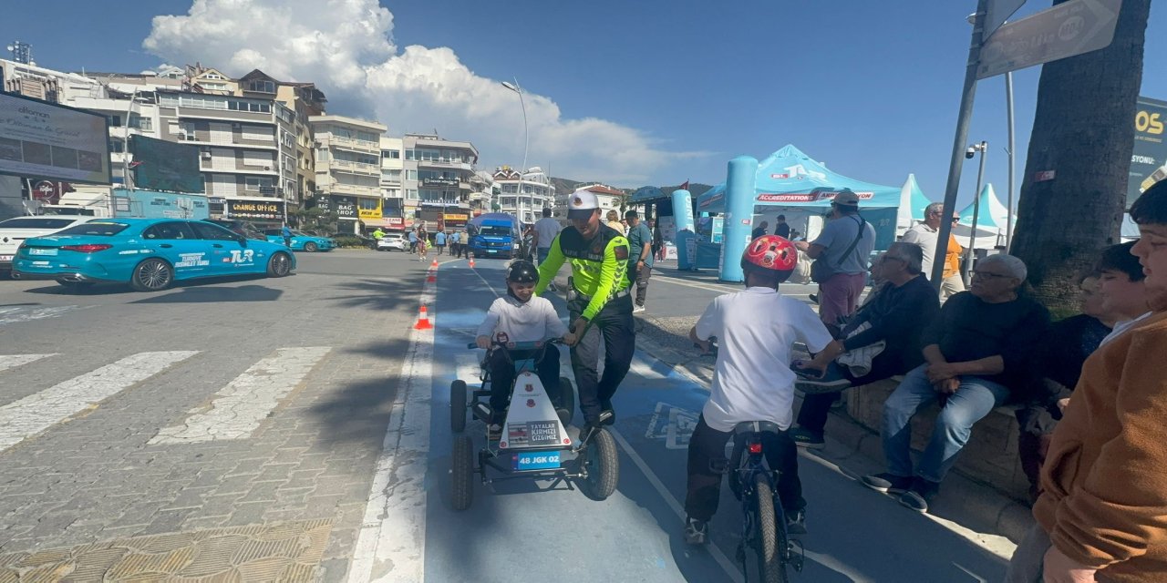 JANDARMA TRAFİKTEN MİNİKLERE GÜVENLİ SÜRÜŞ EĞİTİMİ