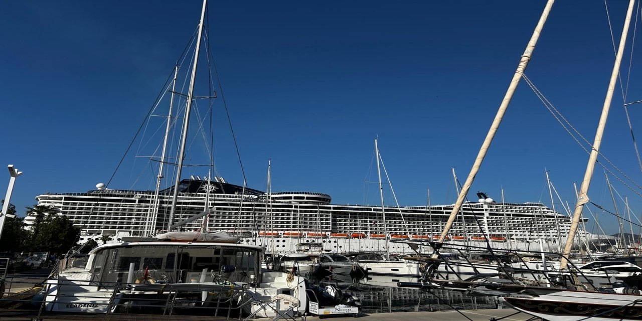 Dev yolcu gemisi 3 bin 78 yolcu ile Marmaris limanına demirledi