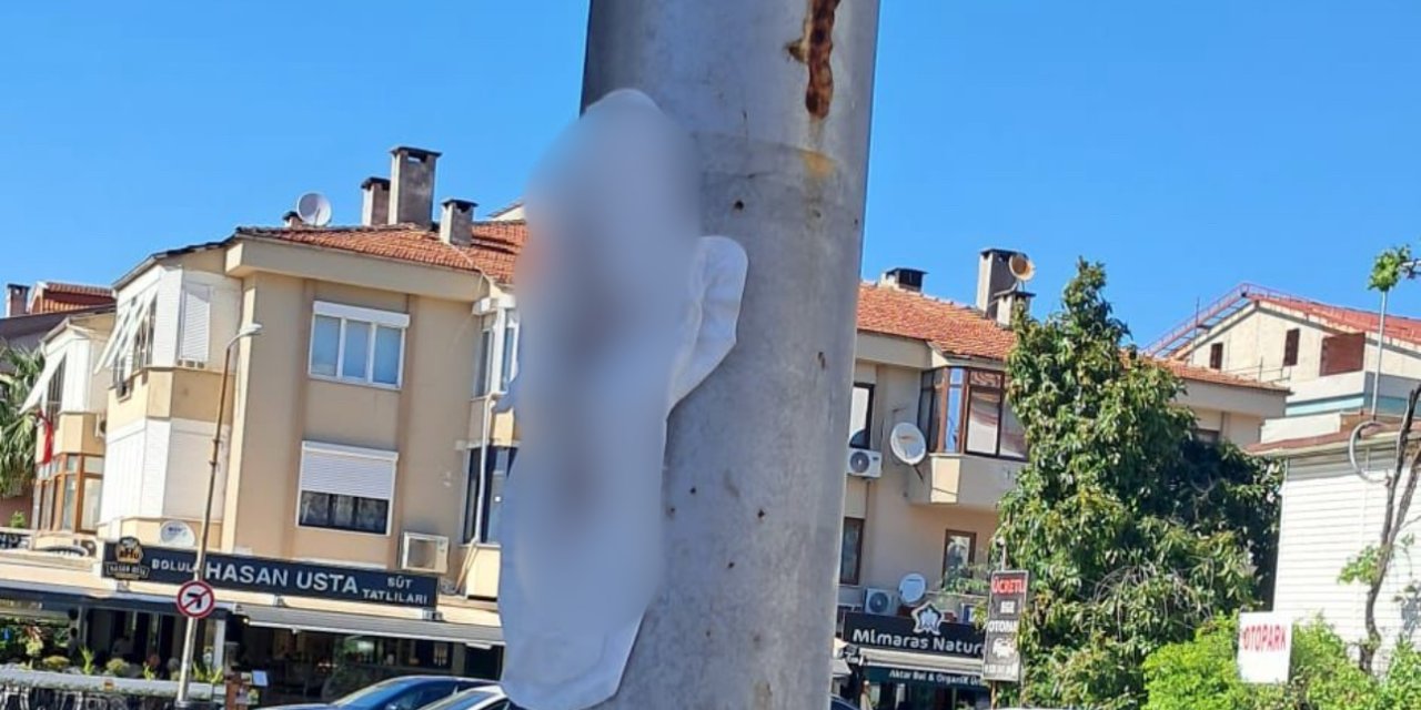 Marmaris’te “PES” dedirten olay: direğe kadın pedi yapıştırıldı