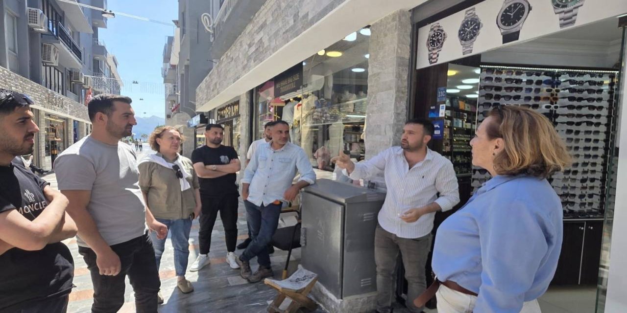 CHP İlçe Başkanı Özbozdağ, Üstü Açılan Kapalı Çarşıda Esnafı Ziyaret Etti