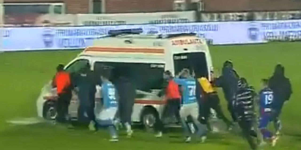 Sahaya giren ambulansı futbolcular itti