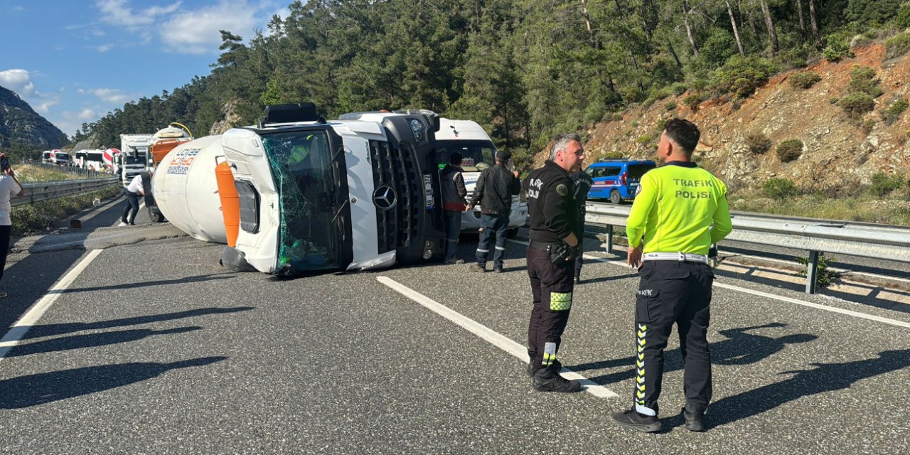 Beton mikseri kaza yaptı şans eseri şoför burnu bile kanamadan çıktı