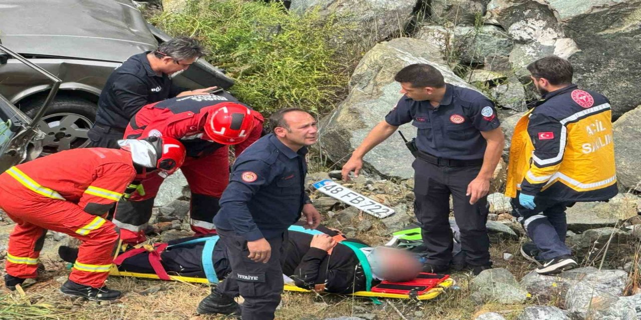Ortaca'da kontrolden çıkan otomobil, uçuruma yuvarlandı: 2 yaralı